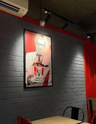 KFC-də müştəriyə bayat kartofu isidib verdilər – Foto