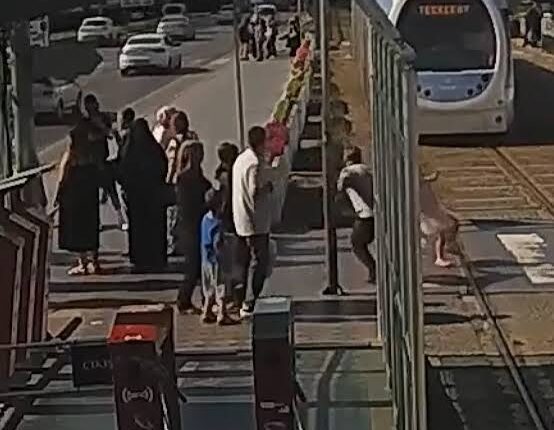 Anasının əlini buraxıb tramvayın qarşısına qaçdı – ANBAAN VİDEO