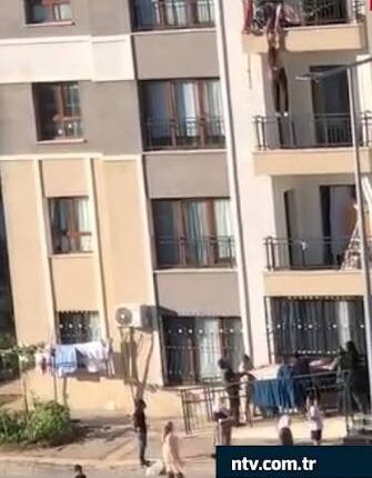 3-cü mərtəbədən düşmək üzrə olan uşağı belə qurtardı – Video 3-cü mərtəbədən düşmək üzrə olan uşağı belə qurtardı – Video