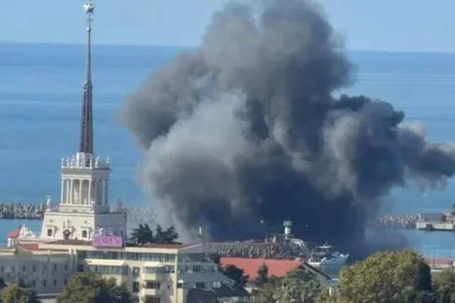 Ukrayna Soçi limanında Rusiya gəmisini vurdu