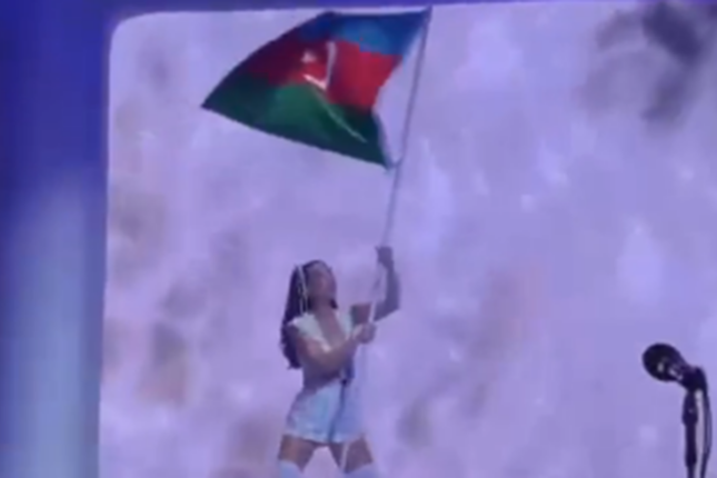 Keti Perri səhnəyə Azərbaycan bayrağı ilə çıxdı – Video Keti Perri səhnəyə Azərbaycan bayrağı ilə çıxdı – Video