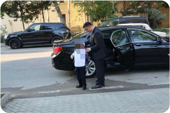 İcra başçısı şəhid övladını öz maşınında məktəbə apardı: Foto tənqidə səbəb oldu İcra başçısı şəhid övladını öz maşınında məktəbə apardı: Foto tənqidə səbəb oldu