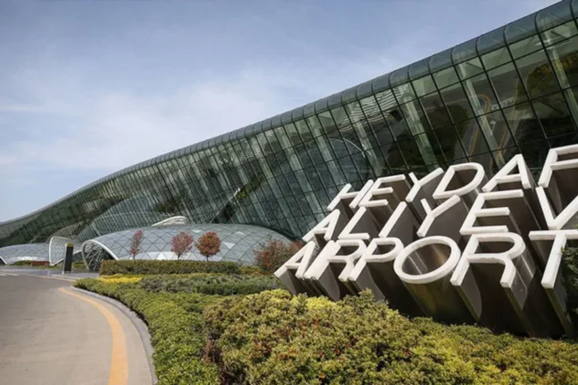 Aeroportda 20 min dollar tapdı, 3 minini dilənçilərə payladı