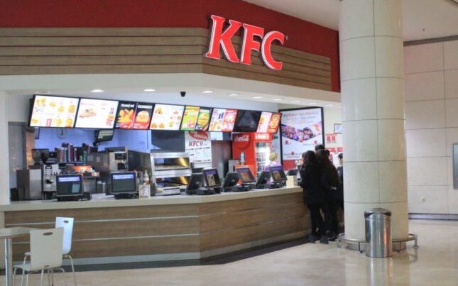 KFC-də boyat çörək və dilənçi narazılığı: “Restoranda rahat oturmaq olmur” KFC-də boyat çörək və dilənçi narazılığı: “Restoranda rahat oturmaq olmur”