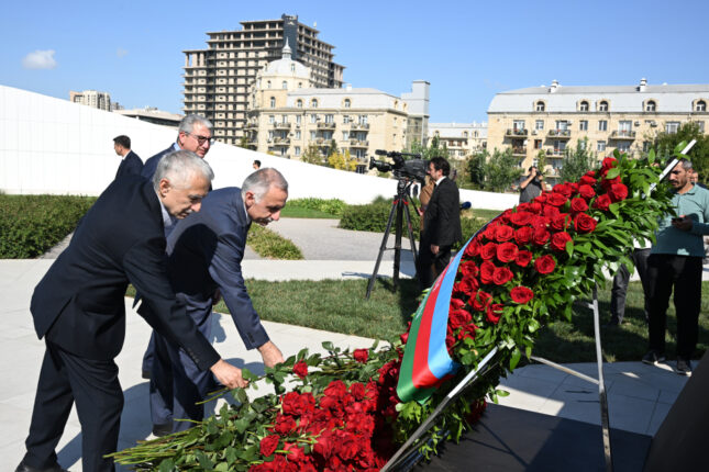 Dövlət və hökumət rəsmiləri Bakıda Zəfər parkında oldu (FOTO) Dövlət və hökumət rəsmiləri Bakıda Zəfər parkında oldu (FOTO)