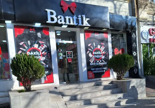 “Bantik” kosmetika mağazasında satıcı işləyən xanım: “Satıcıya aid olmayan, təmizlik işlərini də bizə gördürürdülər”