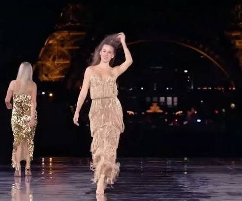 Serenay Sarıkayadan podiumda şou – Vodeo Serenay Sarıkayadan podiumda şou – Vodeo