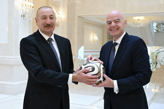 FIFA prezidenti İlham Əliyevə üzərində soyadı yazılmış forma və top hədiyyə etdi (FOTO) FIFA prezidenti İlham Əliyevə üzərində soyadı yazılmış forma və top hədiyyə etdi (FOTO)