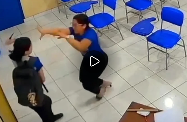 17 yaşlı şagird müəlliminə bıçaqla hücum etdi – Video 17 yaşlı şagird müəlliminə bıçaqla hücum etdi – Video