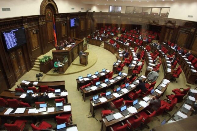 Hakim partiyanın üzvləri etiraz edib, zalı tərk etdilər: Qondarma “dqr” ifadəsinə görə Hakim partiyanın üzvləri etiraz edib, zalı tərk etdilər: Qondarma “dqr” ifadəsinə görə