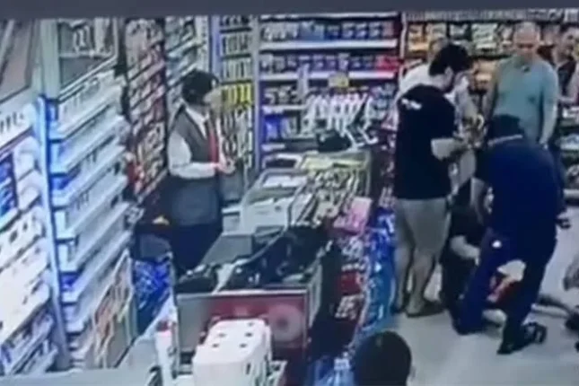 Autizmli övladının qarşısında qadını döyən şəxs HƏBS OLUNDU Autizmli övladının qarşısında qadını döyən şəxs HƏBS OLUNDU