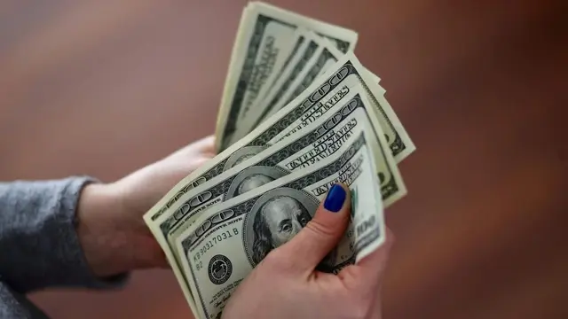 Dollar son 1,5 ilin maksimumuna çatdı Dollar son 1,5 ilin maksimumuna çatdı