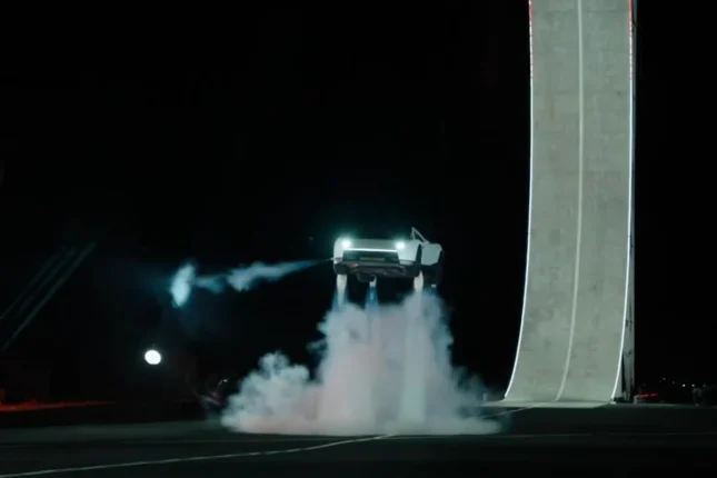 Mask uçan Tesla-nı təqdim etdi – Video