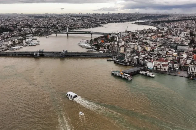 İstanbul boğazının rəngi dəyişdi