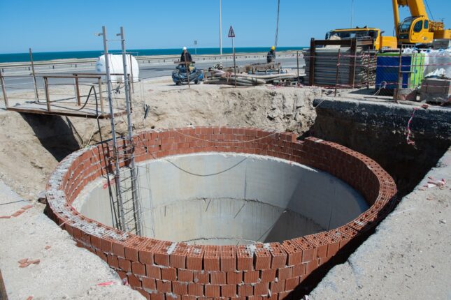 Pirşağı hövzəsi üzrə gətirici kanalizasiya kollektorunun növbəti hissəsi tikilir (FOTO) Pirşağı hövzəsi üzrə gətirici kanalizasiya kollektorunun növbəti hissəsi tikilir (FOTO)