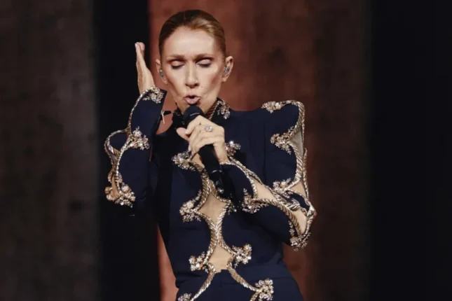 Məşhur müğənni Selin Dion konsert zamanı səhnədə yıxıldı – Video Məşhur müğənni Selin Dion konsert zamanı səhnədə yıxıldı – Video