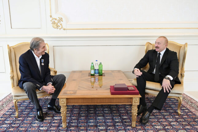 Prezident İlham Əliyev Fərhad Xəlilova “İstiqlal” ordenini təqdim edib – FOTO Prezident İlham Əliyev Fərhad Xəlilova “İstiqlal” ordenini təqdim edib – FOTO