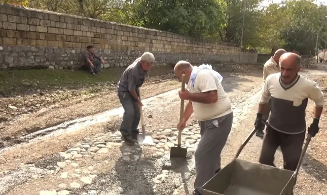 Şəkidə sakinlər öz pulları ilə yol çəkirlər – VİDEO
