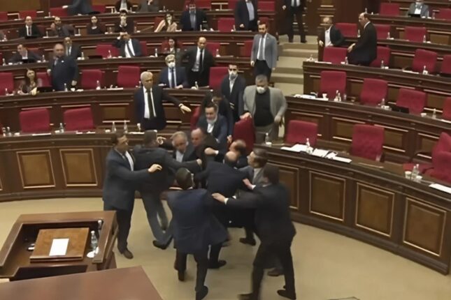 Ermənistan parlamentində kütləvi dava – Video