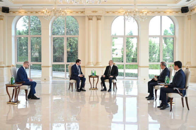 Prezidentlə görüşdə Azərbaycan dilini daha yaxşı öyrənəcəyini dedi – Fotolar