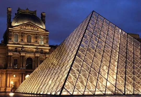 Etirazçılar Parisdə Luvr muzeyinin girişlərini bağlayıblar