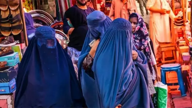 Əfqanıstanda qadın olmaq: Oxumaq, gəzmək, saç kəsdirmək QADAĞANDIR